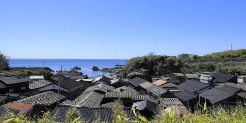 Le village de pêcheurs de Shukunegi et ses maisons en bois sur l'île de Sado 