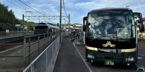 The Twilight Express Mizukaze bus that will take you on your day trips