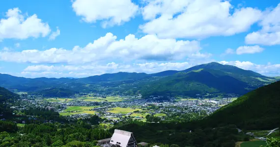 Campagna e montagne giapponesi intorno a Yufuin sull'isola di Kyushu