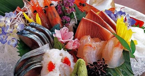 Plato de fresquísimos pescado y mariscos en el restaurante Amatsubo.