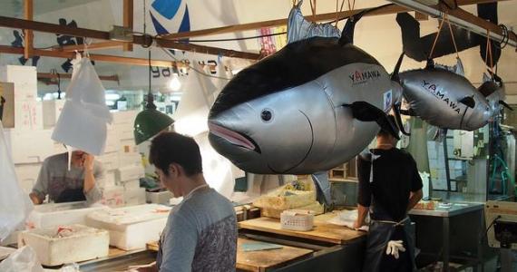 Des vendeurs de poisson au marché Tsukiji.