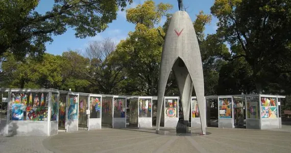 El monumento a la paz de los niños está rodeado de origamis con forma de grulla, símbolo de la paz.