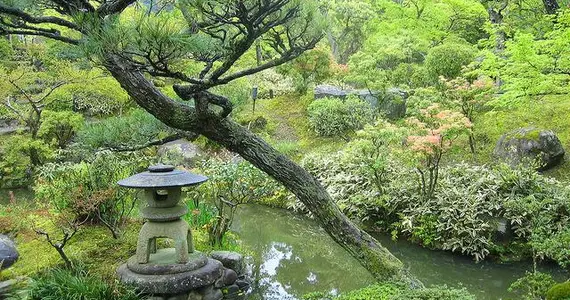 Lampe de pierre dans le jardin Yoshiki-en